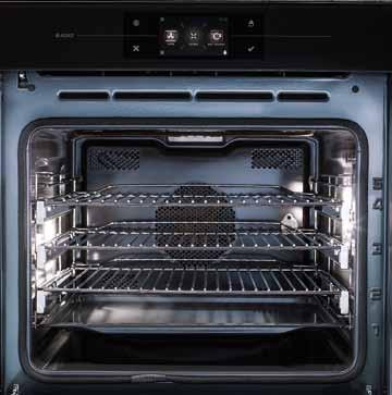Det betyr at en stor, multifunksjonell (pyrolyse-)ovn samt en kombidampovn på 45 cm og varmeskuffen på undersiden kan installeres i to nisjer rett ved siden av hverandre.