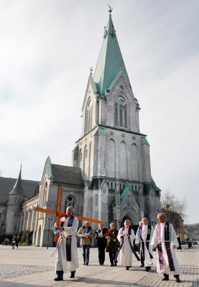 Spørsmålene om en særlig representasjonsdrakt for prester og en ny liturgisk drakt for vår kirke, ble første gang forelagt Liturgisk Nemnd av sentralstyret til Den norske kirkes presteforening i 1961