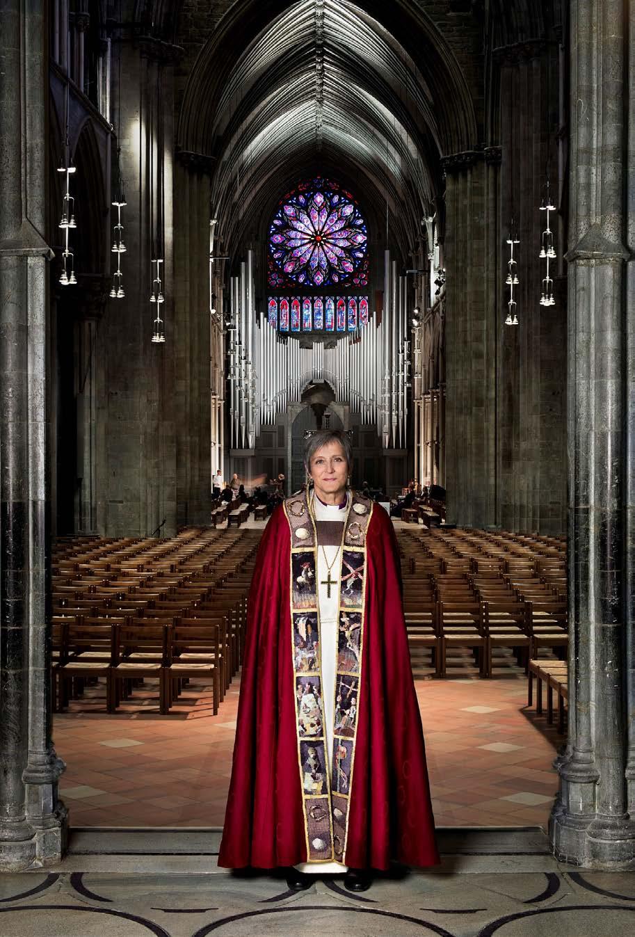 En ny biskop er vigslet, fått lagt bispekåpen over sine skuldre og gullkorset om halsen. Nidarosdomen 10. september 2017.