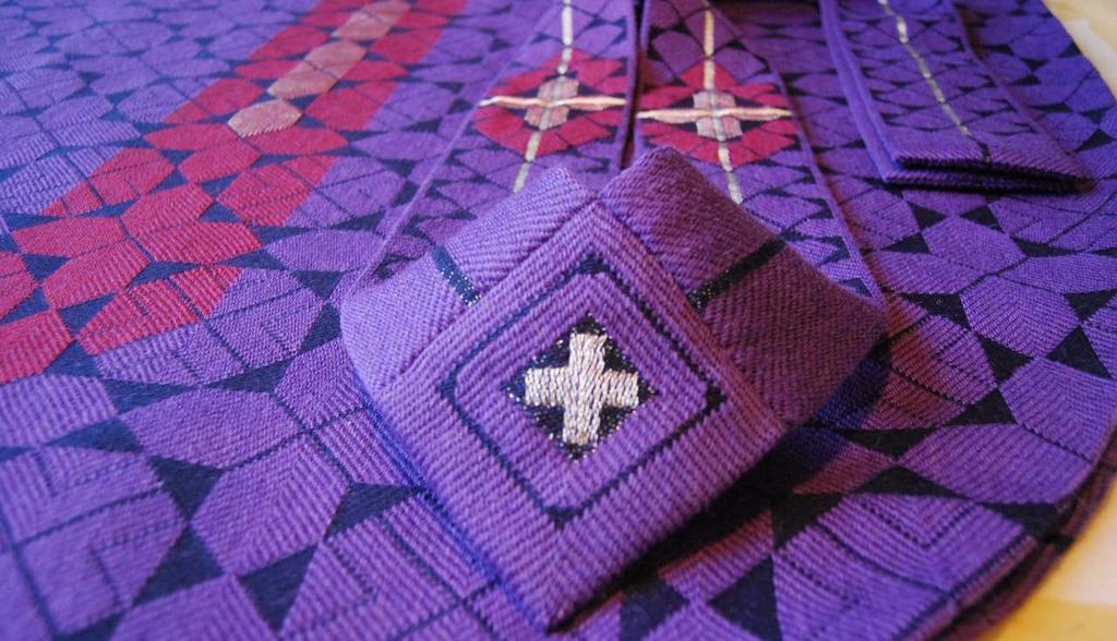 Fiolett stola og messehagel i Moss kirke. Av Kirsten Irgens. Ved rensing er det viktig å være klar over hva tekstilene tåler før de behandles.