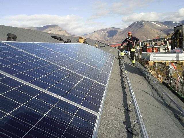 Solcellesystemer Foto: Solcelleinstallasjon i Longyearbyen,