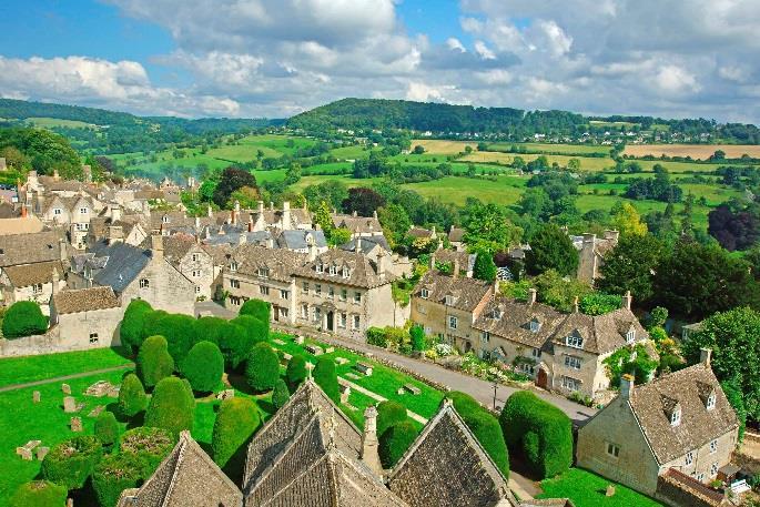 Cotswolds dekker et område på omkring 2000 km² som preges av gamle bøkeskoger og grønne enger på berg av underjordisk