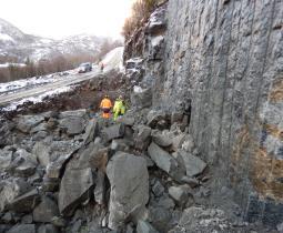 14 Sumstad-Hellfjorden I hovedsak en tunnel mellom Sumstad og Hellfjorden og tilkobling til eksisterende veg i begge ender I alt ca. 1,4 km ny veg Hellfjordtunnelen på ca.