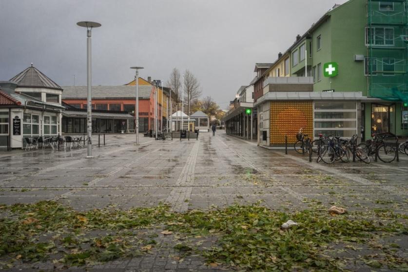 Nedenfor vises bilder fra området. Figur 4: Bildet er tatt fra Storgata ved Glasshuset, i retning øst mot planområdet.