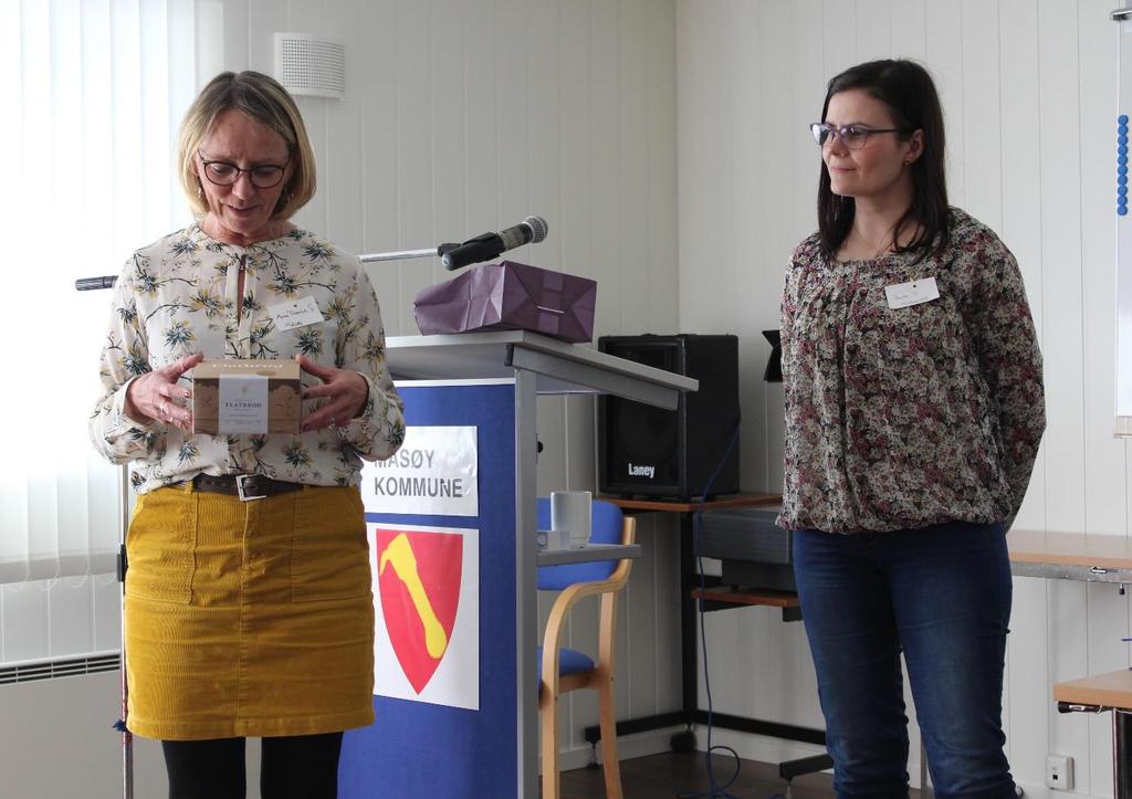 Måsøy historielags leder Anne Therese Seppola takker Heidi Stenvold for et interessant og banebrytende foredrag.