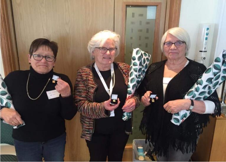 Likepersoner ble hedret i forbindelse med årsmøtet i HLF Akershus På årsmøtet den 3. mars, ble 3 likepersoner hedret med nål og blomster. Det er fra venstre Inger S.