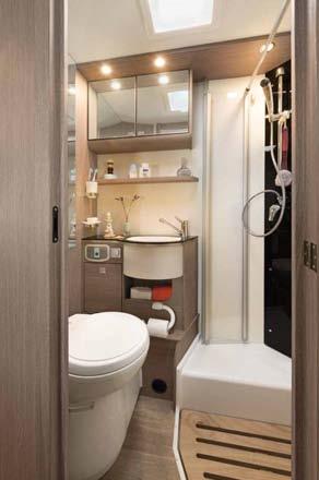Mer komfort på badet Baderommene har mye tredekor og elegante høyglansservanter, er tiltalende utformet og svært praktiske: Store speilflater, mye