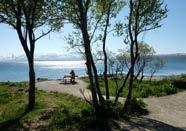 Du kan enten starte fra parkeringsplassen ved Telegrafbukta og rulle gjennom byens mest populære strandområde før du kommer til stillheten ved turmålet, eller så kan du starte fra parkering på Lanes.