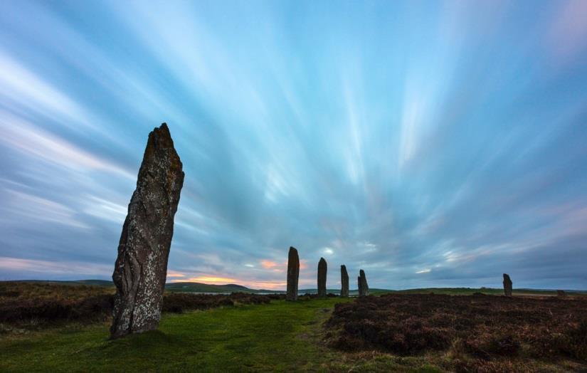 Ved ankomst kjører vi direkte til hotellet for overnatting. Her skal vi bo på Standing Stones Hotel i 2 netter.