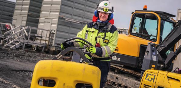 Grunnarbeider: Malin Trellevik er lærling i AF, og jobber på gassanlegget Nyhamna. Neste år har hun fagbrev i vei- og anleggsteknikk.