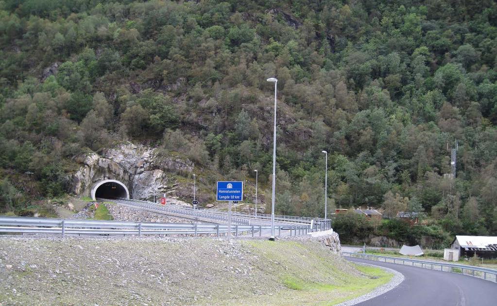 Områda er kopla til fylkesvegen i to T-kryss og er kopla saman med ein undergang for gåande og syklande under fylkesvegen. Fv. 517 er nyleg lagt om. Hamratunnelen går frå Lovraeidet til Hamratjørna.