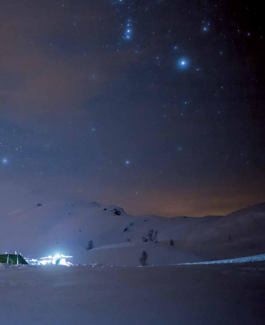 KAN DU NOEN STJERNEBILDER? Nå på vinteren er himmelen full av spennende leirbåls eventyr! Når vi ser for oss at en gruppe stjerner danner et motiv, kaller vi det for et stjernebilde.