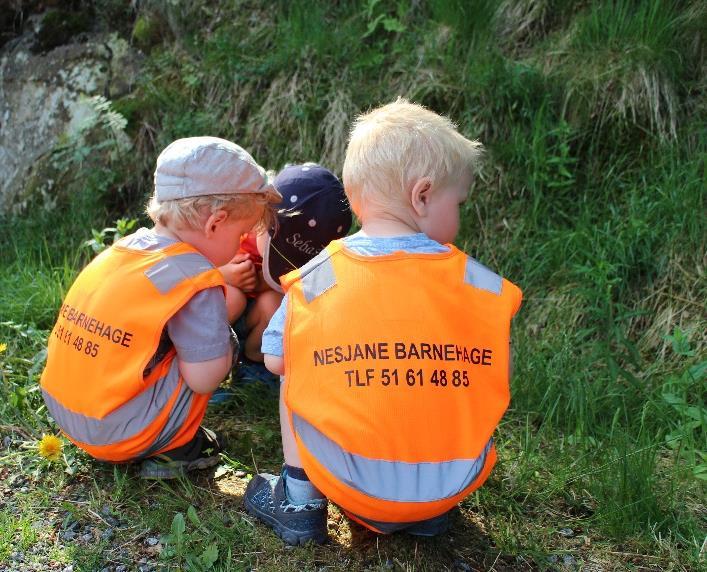 Vi ønsker å utruste barn som kan møte dager i alle farger; både de lyse og de grå. Vi gir barna som går i barnehagen gode opplevelser i naturen. Barnehagen har egne kanoer, lavvo og gapahuk.