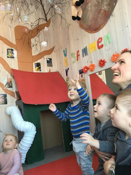 LEK Dette sier rammeplanen om lek: Leken skal ha en sentral plass i barnehagen, og lekens egenverdi skal anerkjennes. Barnehagen skal gi gode vilkår for lek, vennskap og barnas egen kultur.