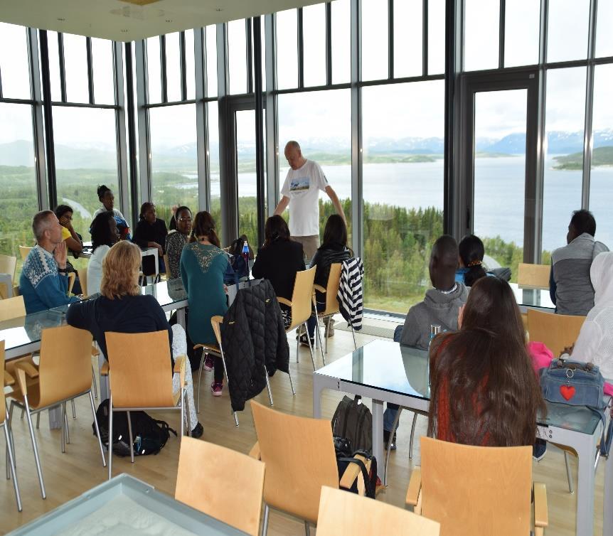 juni - Vi begynner med «helgesuppe» i kafeen 25. juni Høyskolen i Sørøst Norge på besøk med Internasjonale studenter.