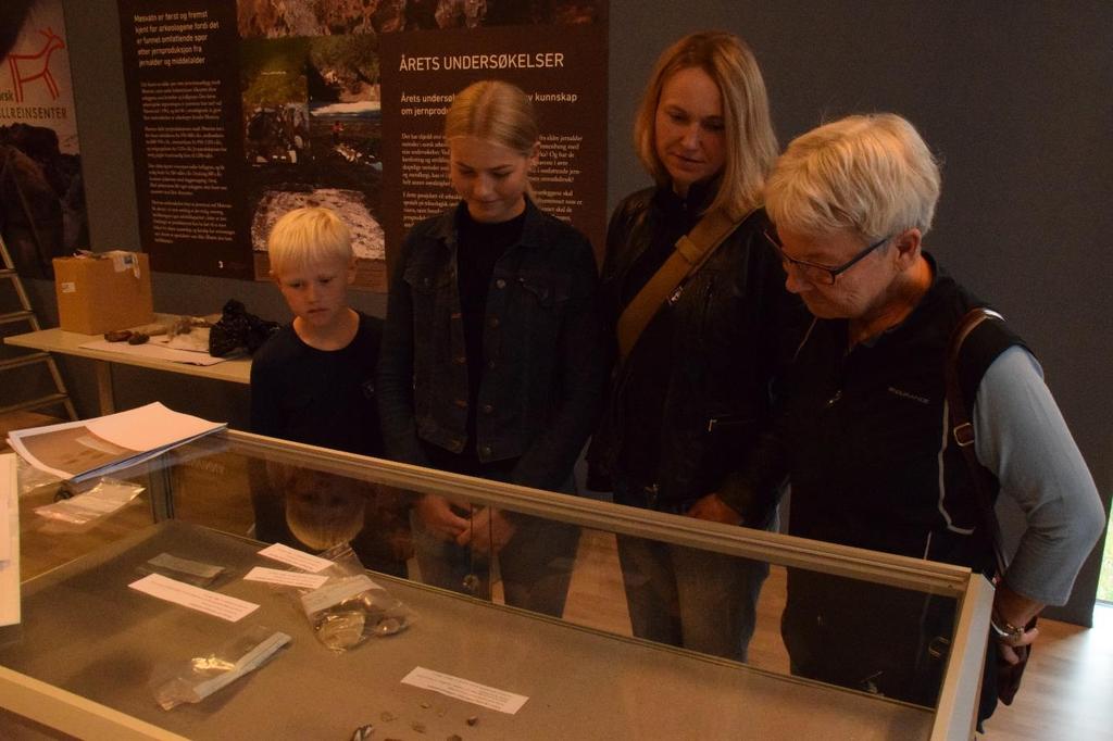 Vi ønsker gamle som nye gjester hjertelig velkommen. 7. juli - Sommerutstillingen «Arkeologi ved Møsvann» åpnet. På bildet har vi besøk av en arkeolog med familie fra Danmark.