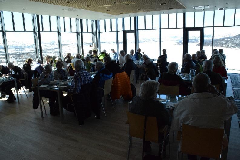 Mye folk kom innom kafeen på ettermiddagen, og jevn strøm til utstillingen av hyttefolk. Mange var gjenbesøkende. 14. april - «Norsjø hotell», gruppe på 40-50 stk.