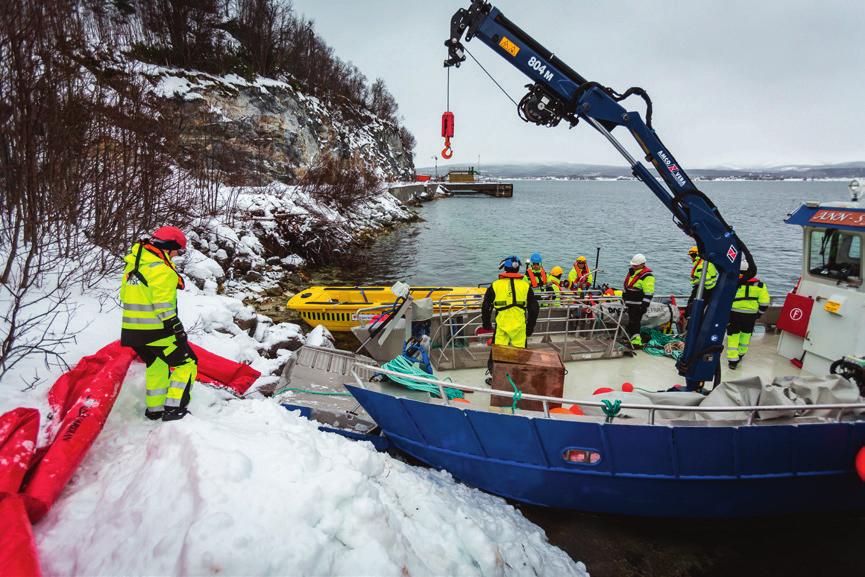 Sørg for å bruke pålagt sikkerhetsutstyr under operasjoner.