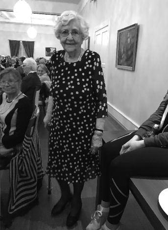 Alder ingen hindring, her kommer 100-åringen Liv Sandem og viser en lekker kjole. catwalken som det skulle vært moteuken i Paris.