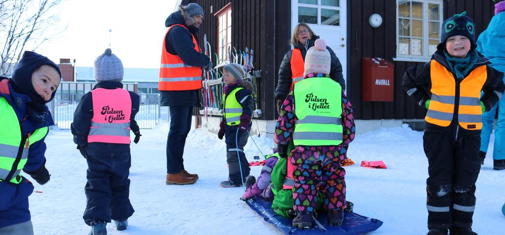 INNLEDNING Ingen barn skal mobbe eller bli mobbet i barnehagen. Barns opplevelse av seg selv og sin egenverdi utvikler seg i samspill med omgivelsene.