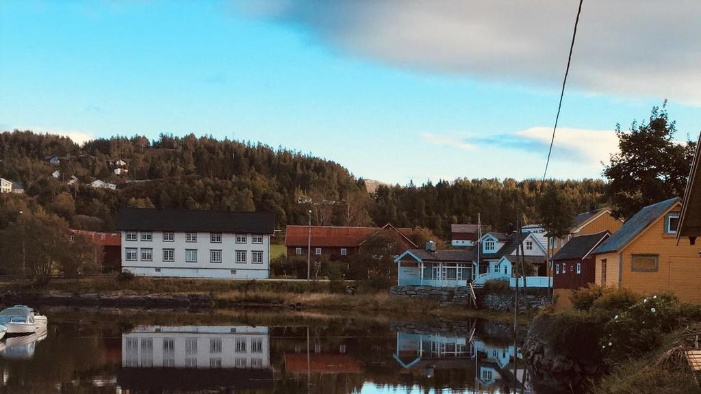 Maria Gjølgali Husby har tatt bildet fra Råkvåg sentrum. Mulige konsekvenser av bru for innbyggertall 1. Hva sier forskning om konsekvenser av bru for innbyggertallet i berørte bygder?