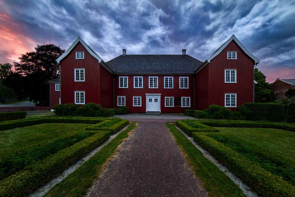 Foto : John Nilsen Minnenes sti Larvik museum inviterer til kulturell vandring i Herregården. Vi får omvisning i bygningen fra grevskapstiden og vi får en titt på de nyoppussede Kongeinnskripsjonene.