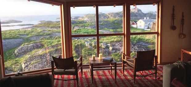 På en knaus, nesten ytterst i havgapet, ligger skrivestua med nesten 180 grader utsikt til horisonten. Resten av ustikten er til fyret og bebyggelsen på Husøy og Ona.