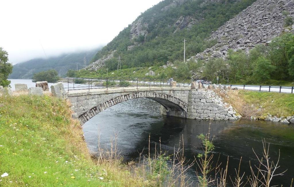 steinvelvbru fra 1900. Brua ble bygd som en del av veganlegget Rage Dirdal som knyttet Dirdal til det øvrige vegnettet i Rogaland.