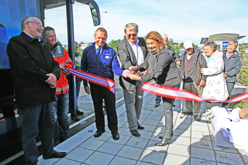 Stor glede da bussjåfør i Nettbuss, Bjørn Haraldsen (t.v.), ordfører Arvid Grundekjøn og adm.