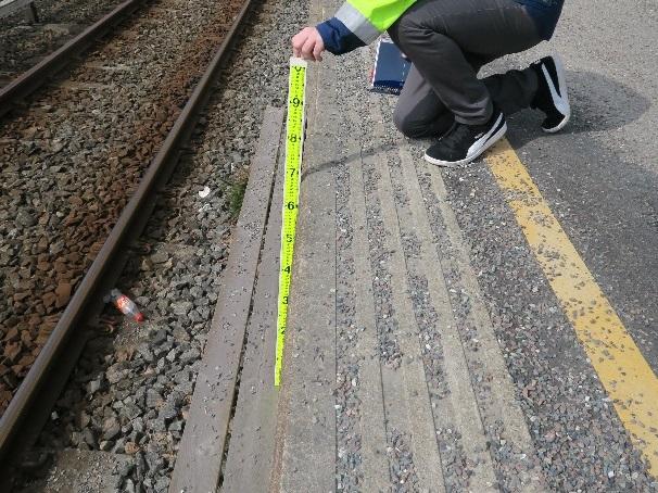 Hensikten er å kunne redusere faren for å falle ned i sporet, dersom noen tråkker mellom toget og plattformkanten.