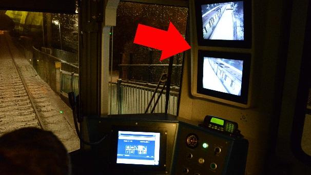 Ved behov kan også fører aktivere togsidekamera via en egen bryter uavhengig av dørfrigivingssignalet. Figur 8: Monitorer fra togsidekamera i førerrommet.