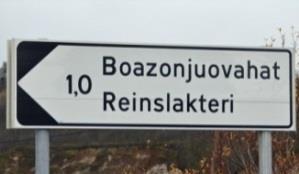 Bilde 1. Eksempler på sk. ikke-geografiske skilt, som viser at noen ganger er samiske termer tatt med, men ikke alltid.