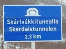 Tunellnavneskilt: Skiltene er dypblå, med hvit skrift og tunellsymbol.