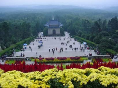 Videre besøker vi det mektige mausoleet til Sun Yetsen som ledet kampen og styrtet den flere tusen år gamle keiserdommen, og etablerte Kinas første republikk i 1911.