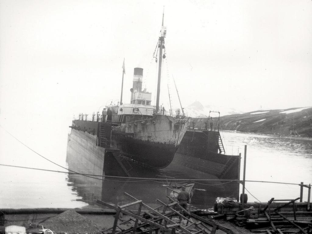 Figur 35. Foca i dokk i Grytviken i 1928 eller 1929, med Pescas skorsteinsmerke.