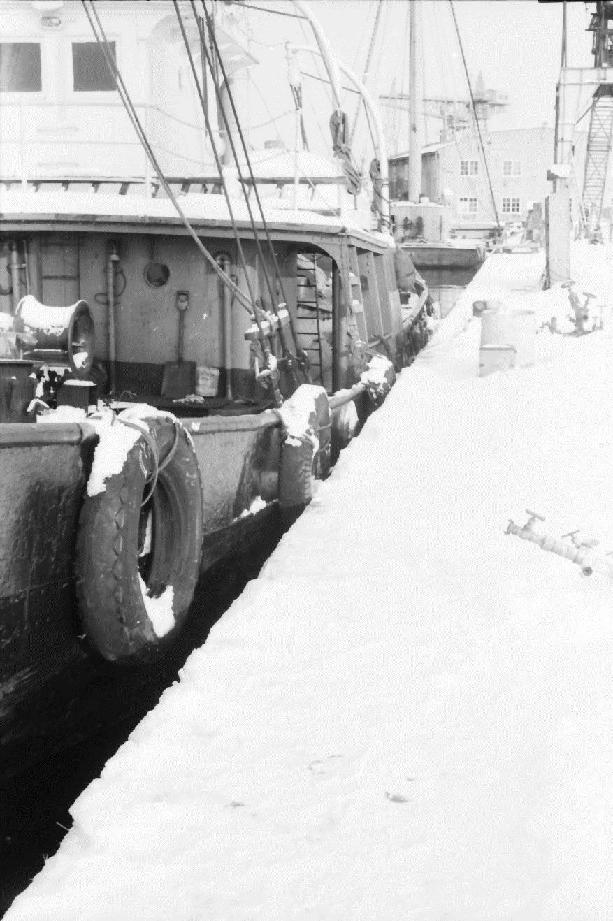 Figur 45. Forlandets nye styrehus og båtdekk, på babord side. Babord sidehus skimtes under båtdekket. Bildet er tatt i 1965 etter en arbeidsulykke om bord i fartøyet, på FMV.