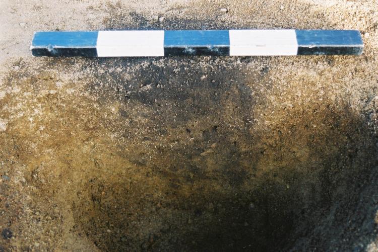 Det ble funnet en rekke keramikkskår (F2) under utgraving, deriblant randskår og hel bunn (se bilde 19 og 22-24, film 7). Det var rester av matskorpe på innsiden av bunnen.