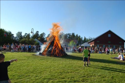 St. Hans på Skårer Gård 23. juni kl. 17:00 arrangeres det St.Hansfeiring på Lørenskog bygdemuseum Skårer gård. Vi ønsker dere alle velkommen for å feire med oss! St.Hansfeiringen arrangeres av Lørenskog Bygdemuseum i samarbeid med Husflidslaget.