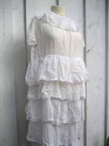 Ni Liv : En fortelling om gjenbruk og tradisjon 4.4 Produkt 1: Tradisjon og arv: Oldemors kjole Figur 10: Kjolen er kjøpt av oldemor og omsydd ved flere anledninger.