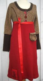 Masteroppgave, HIT 2008: Ragnhild Svaland 4.9.1 Vurdering av produkt 6: Bestemors kjole Figur 21: Bestemors brune kjole og røde skjørt har fått ett nytt liv!