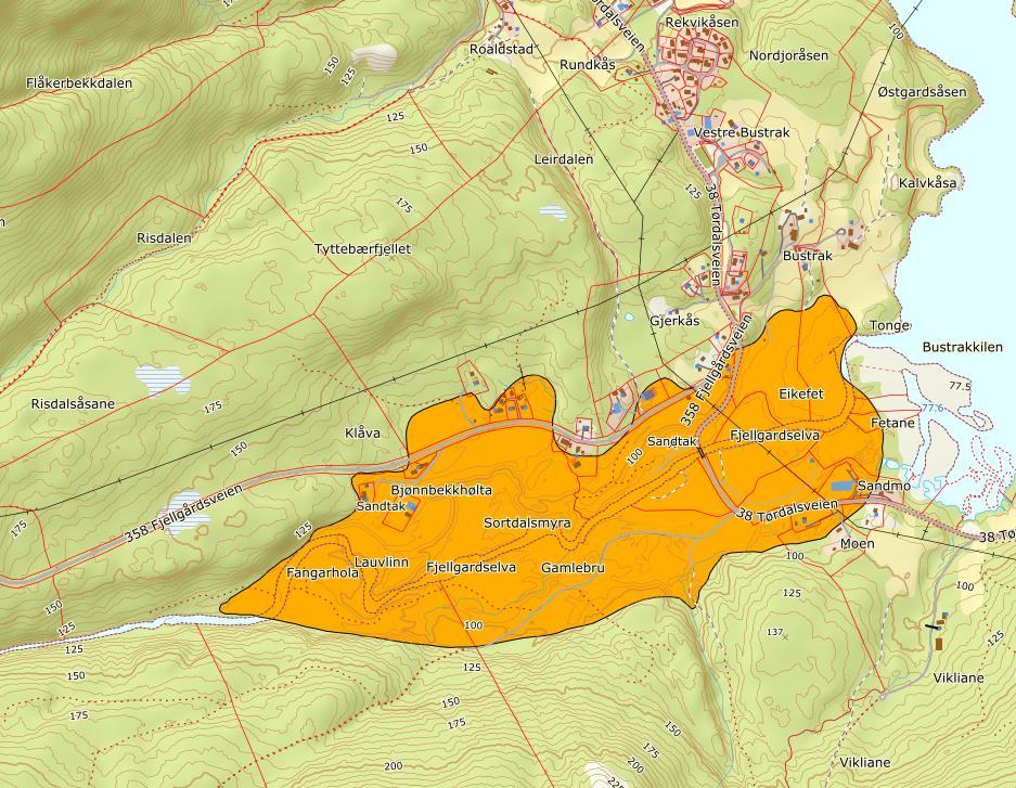 1.3. Topografi, Geologi og førekomst Terrenget i området er delt i to tydelege terrassar med ei bratt li i mellom, det øvre nivået ligg på om lag kote 109 moh og det nedre nivået ligg på om lag 90