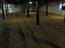 5-10 dager Kornet tørkes på perforert gulv over ovn.