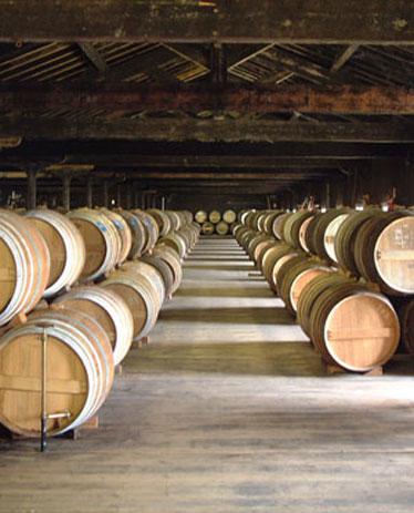Englenes andel Eder des;llering, er eau de vie en klar, og kan først eder 2 års lagring på 350 l fat kalles cognac.