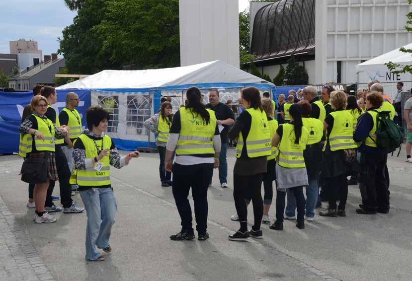 4 ORGANISERING AV TRYGGLEIKSFUNKSJON Foto: Steinskjerfestivalen Dette kapitlet skildrar korleis ein arrangementsorganisasjon på ein god måte kan sikre tryggleiksfunksjonen i arrangementet, både ved