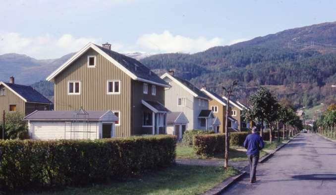 I dei søndre delane av Parkveien, Kongsveien og Brekkeveien blei det etter krigen bygt nøkterne hus, men med god form og funksjon. Arkitekt var Gustav Helland i samarbeid med Endre Årreberg.