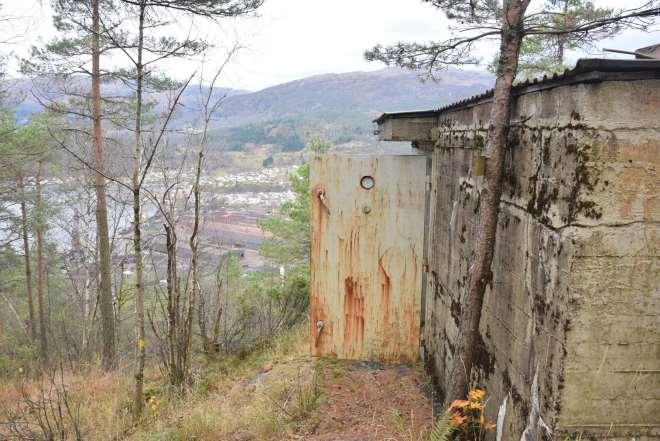 Bunkersen ved rørgata til Sauda III har god utsikt til sentrale delar av Sauda. Fritidsbusetnaden Det var ikkje berre husbyggarar som fekk støtte til å bygge «egne hjem».