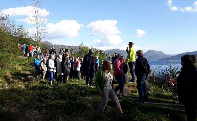 Det var mange som møtte opp da Foreninga for krigens kulturminne Sauda inviterte til opning av kulturminneløypa i Saudasjøen 8. mai 2017. Foto: Kirsten Hellerdal Fosstveit.