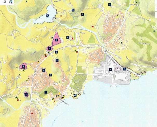 Det er avmerka mange fornminne i kartet over Saudasjøen, og også noen SEFRAK-registrerte bygningar, men få nede med Sjøen. Krigsminna er avmerka med stipla linje.