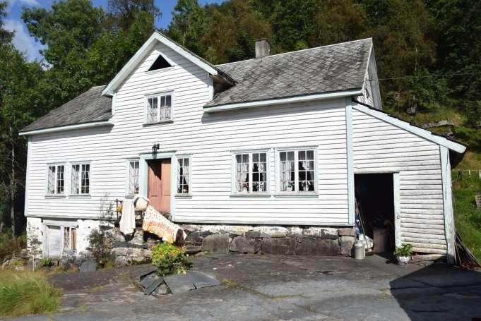 gikk og mye av skogen på garden med. Innreiinga i huset har og røter til tidlegare generasjonar som har budd i huset. Ved sida av står eit folgehus frå 1923. Uthusa er enda eldre. Løa er bygt i 1859.