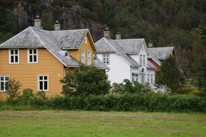 problem med å skaffe nok arbeidskraft. Dess meir var det dårleg ver, mye snø og alvorlege flaumar. 75 Arbeidet med tilførselstunneleen frå Dalvatnet blei starta våren 1916.